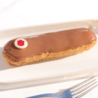 Eclair Tropézien au café